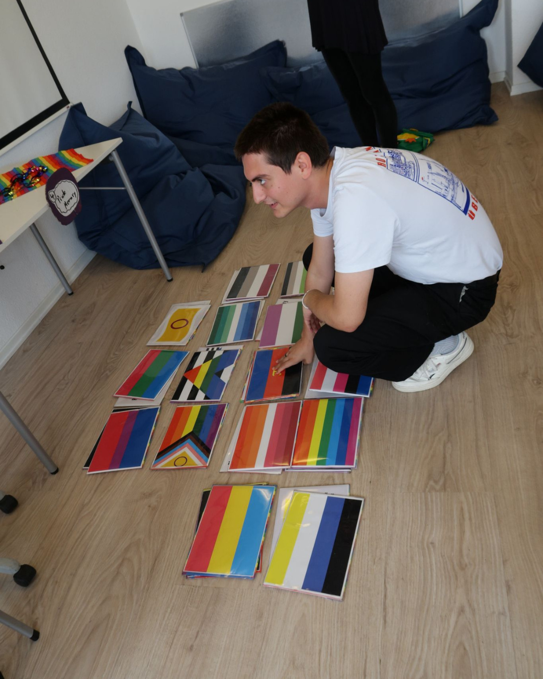 Diözesanvorsitzender Felix Desai beim Pride-Flaggen Quiz