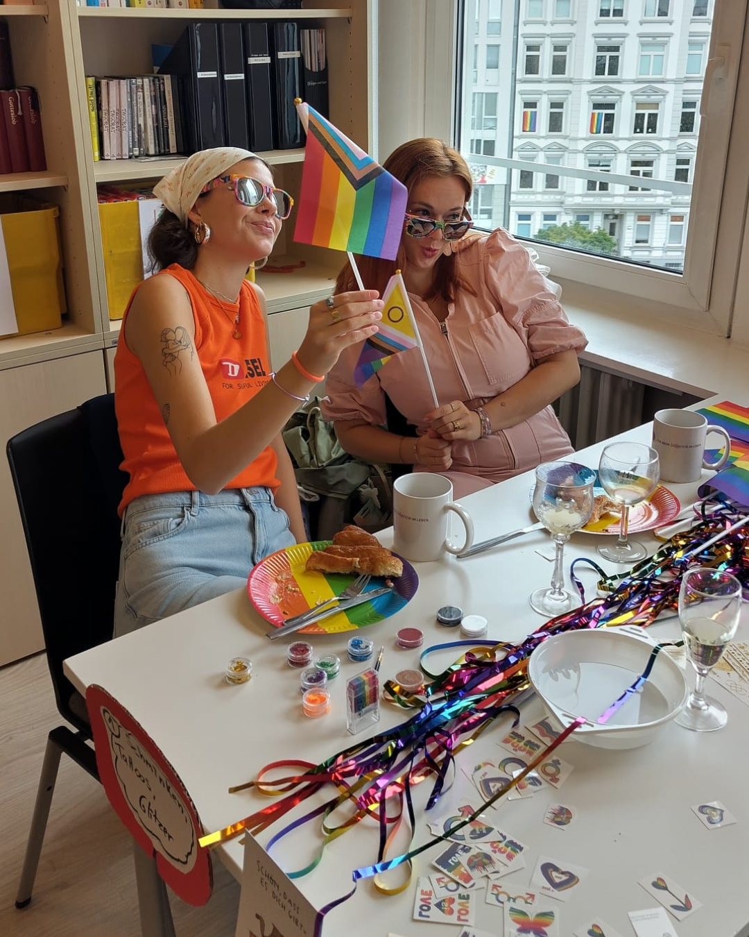 Schminken, Glitzer und Klebetattoos